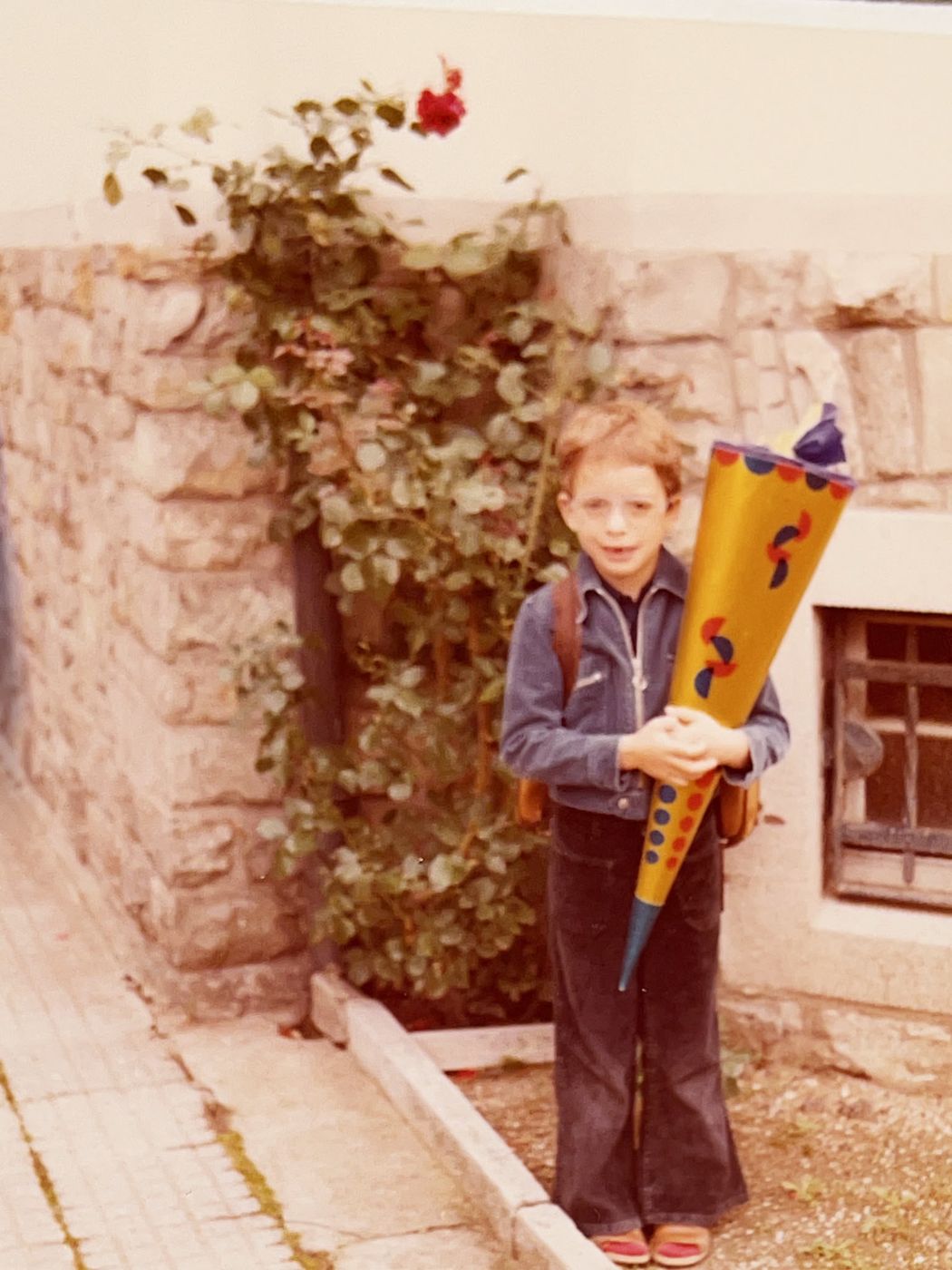 Jens Uhlig als Kind mit Schultüte am Tag der Einschulung