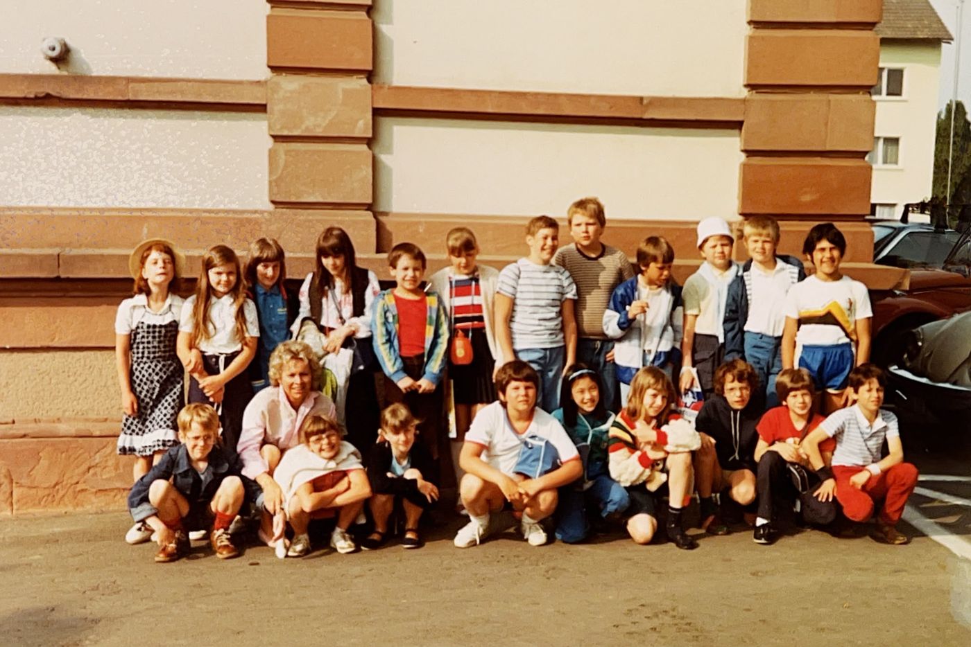Gruppenfoto einer Schulklasse vor einem Schulgebäude