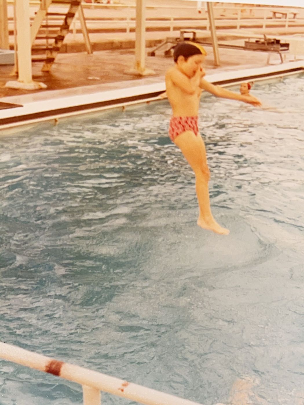 Kind springt im Freibad Oberursel ins Schwimmbecken