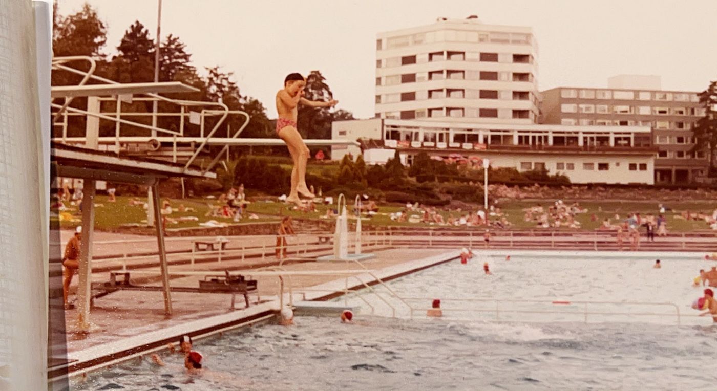 Blick über das Freibad Oberursel mit Sprungturm