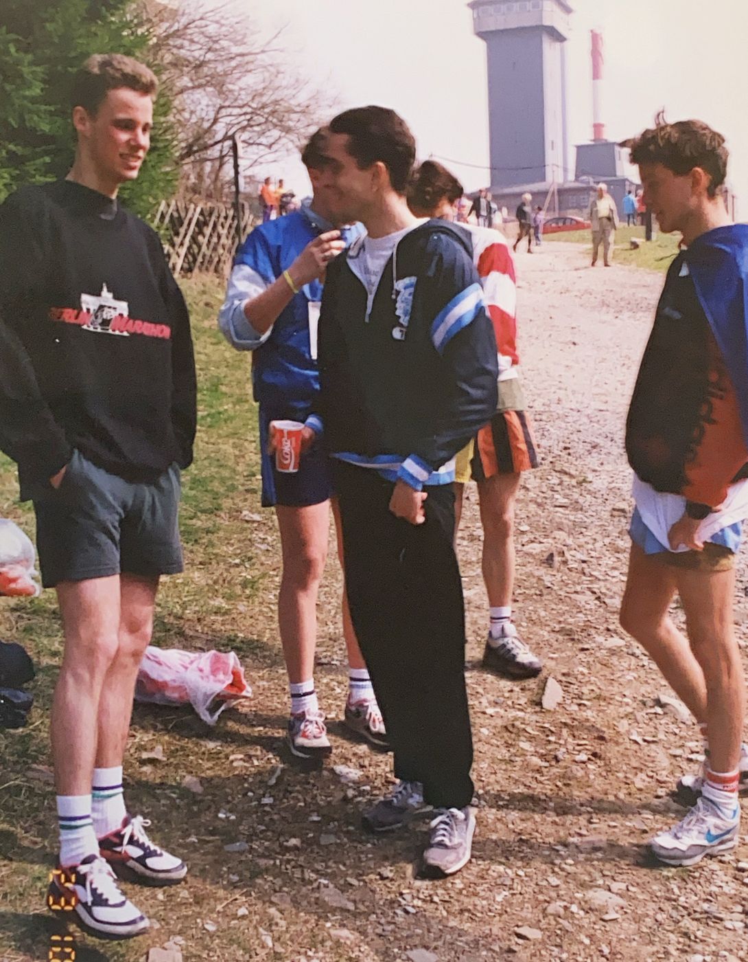 Junge Läufer nach dem Feldberglauf im Gespräch