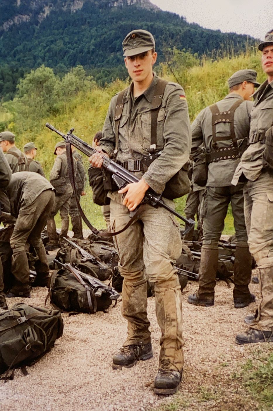 Soldat des Gebirgsjägerbataillons 233 im Gelände