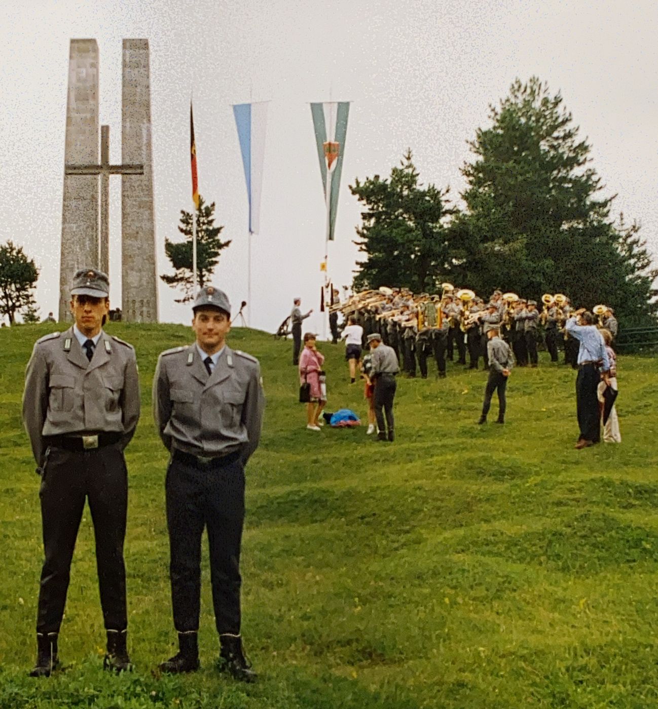 Zwei Soldaten in Ausgehuniform bei einem Appell