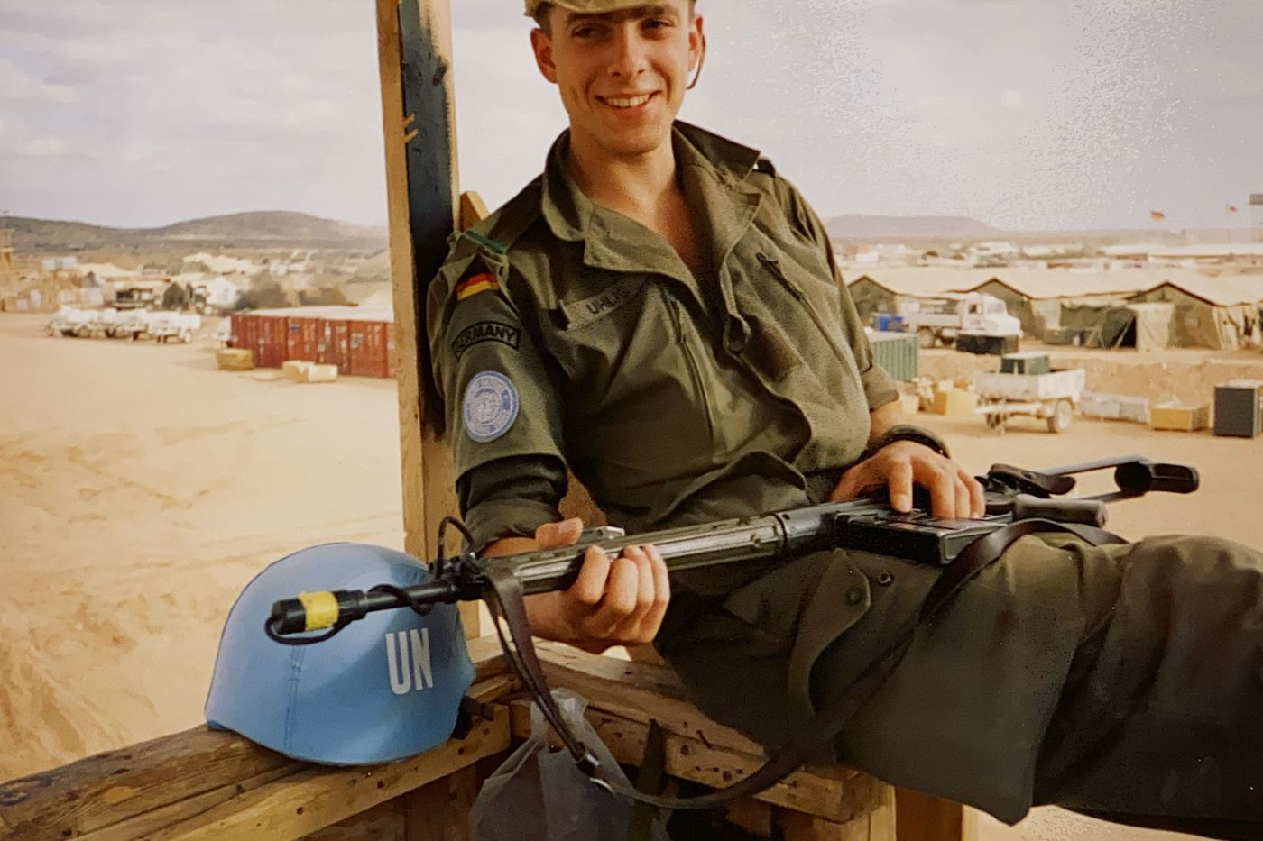 Soldat mit UN-Blauhelm in einem Feldlager in Somalia
