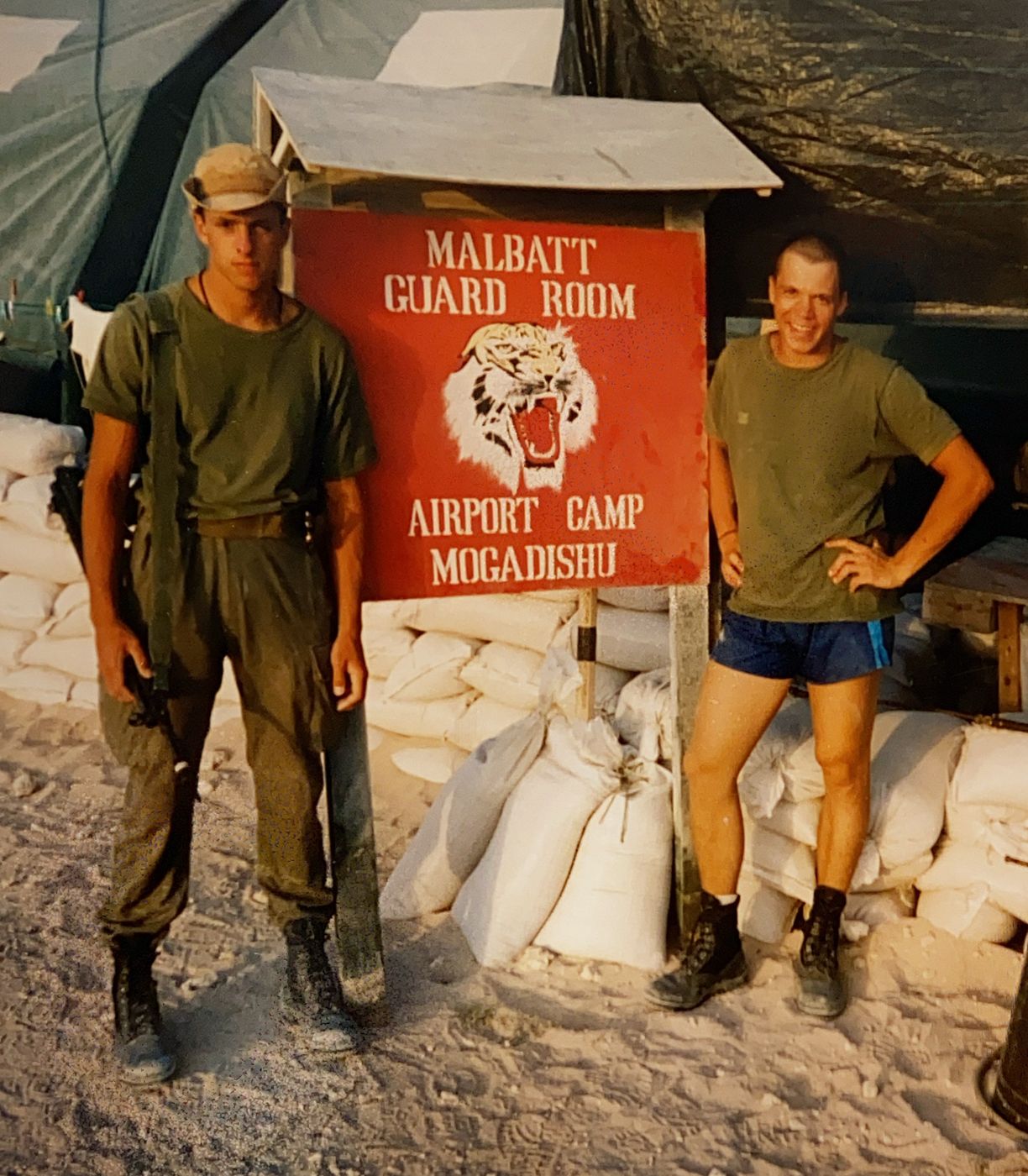 Soldaten vor dem Schild des Guard Room im Airport Camp Mogadischu