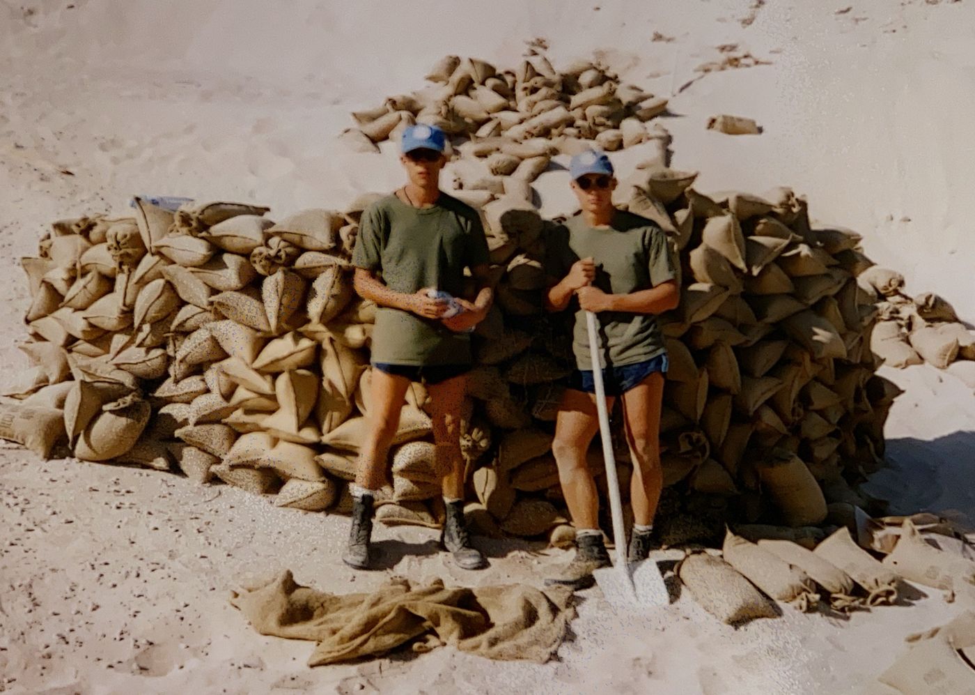 Zwei Soldaten vor einem Sandsackwall