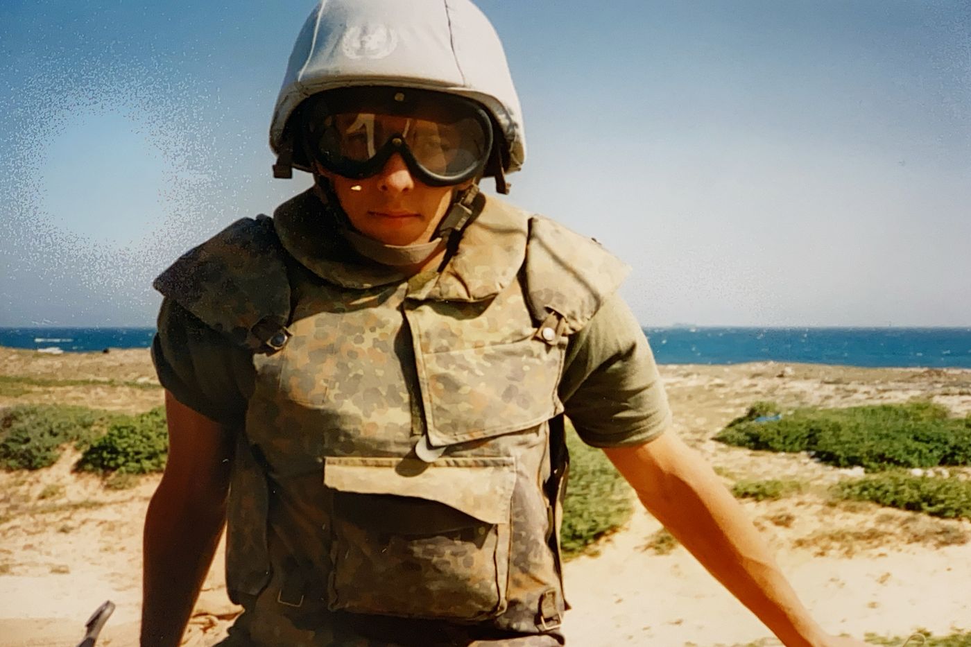 Soldat mit Helm und Schutzweste an der Küste