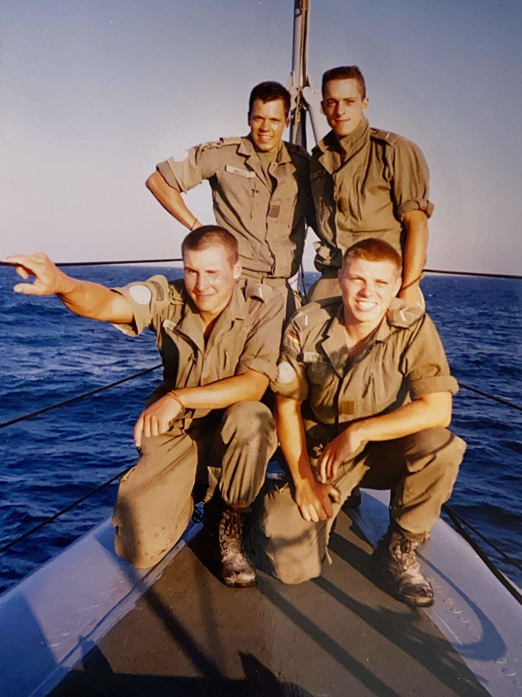 Vier Soldaten an Deck eines Schiffes