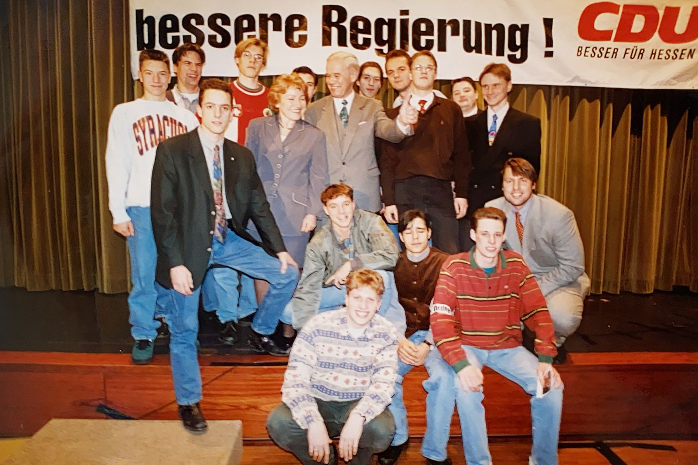 Gruppe junger Menschen vor einem CDU-Wahlplakat