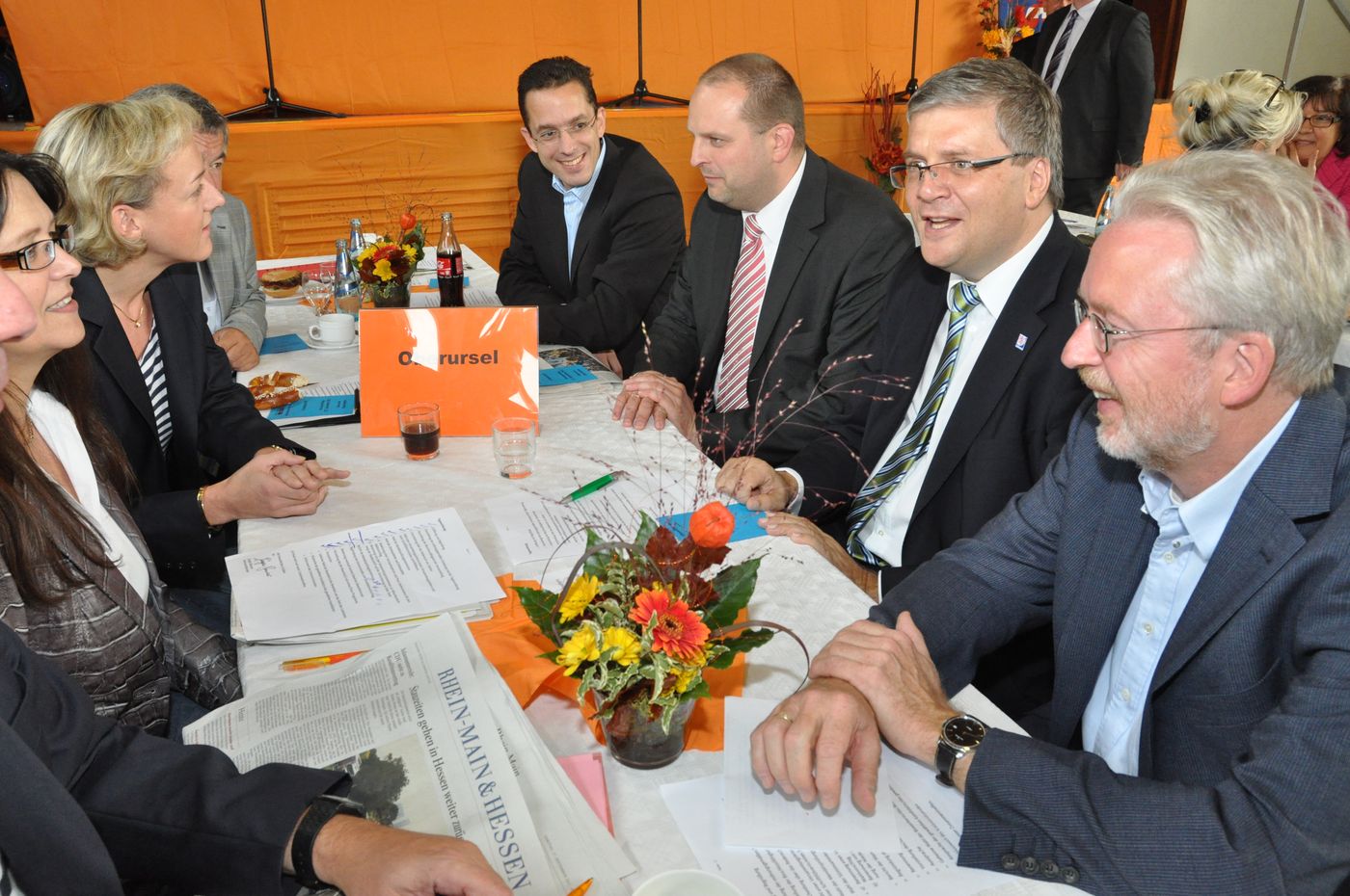 Gespräch am Tisch beim CDU-Parteitag