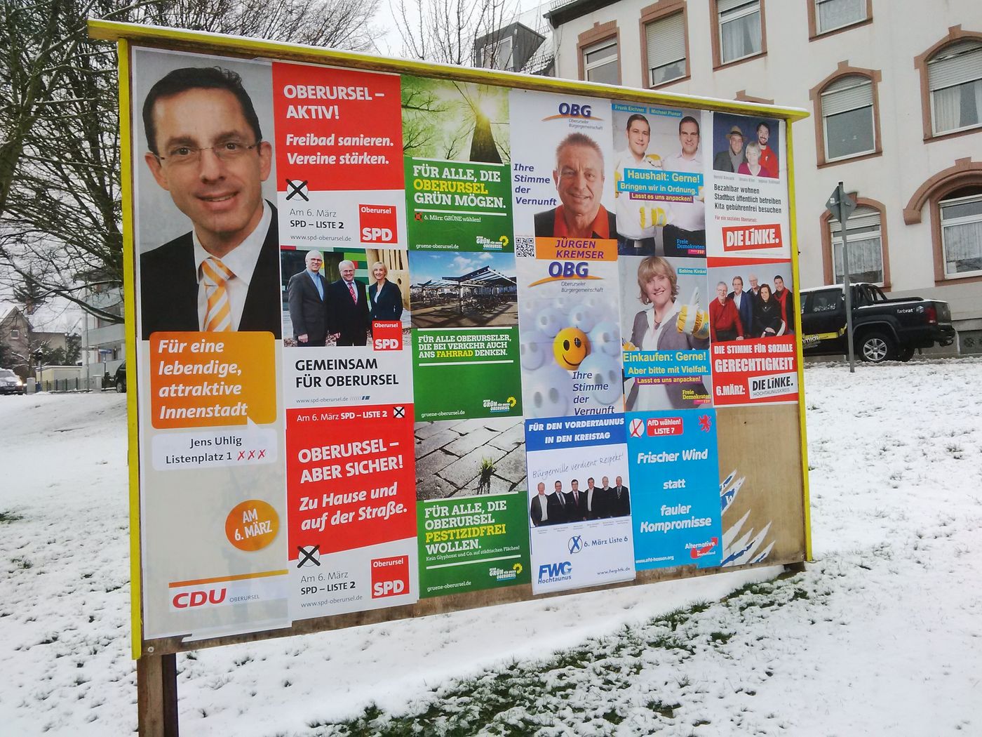 Plakatwand zur Kommunalwahl mit dem Wahlplakat von Jens Uhlig