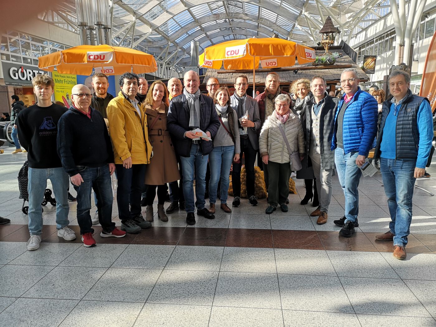 Wahlkampfteam vor CDU-Ständen in einer Halle