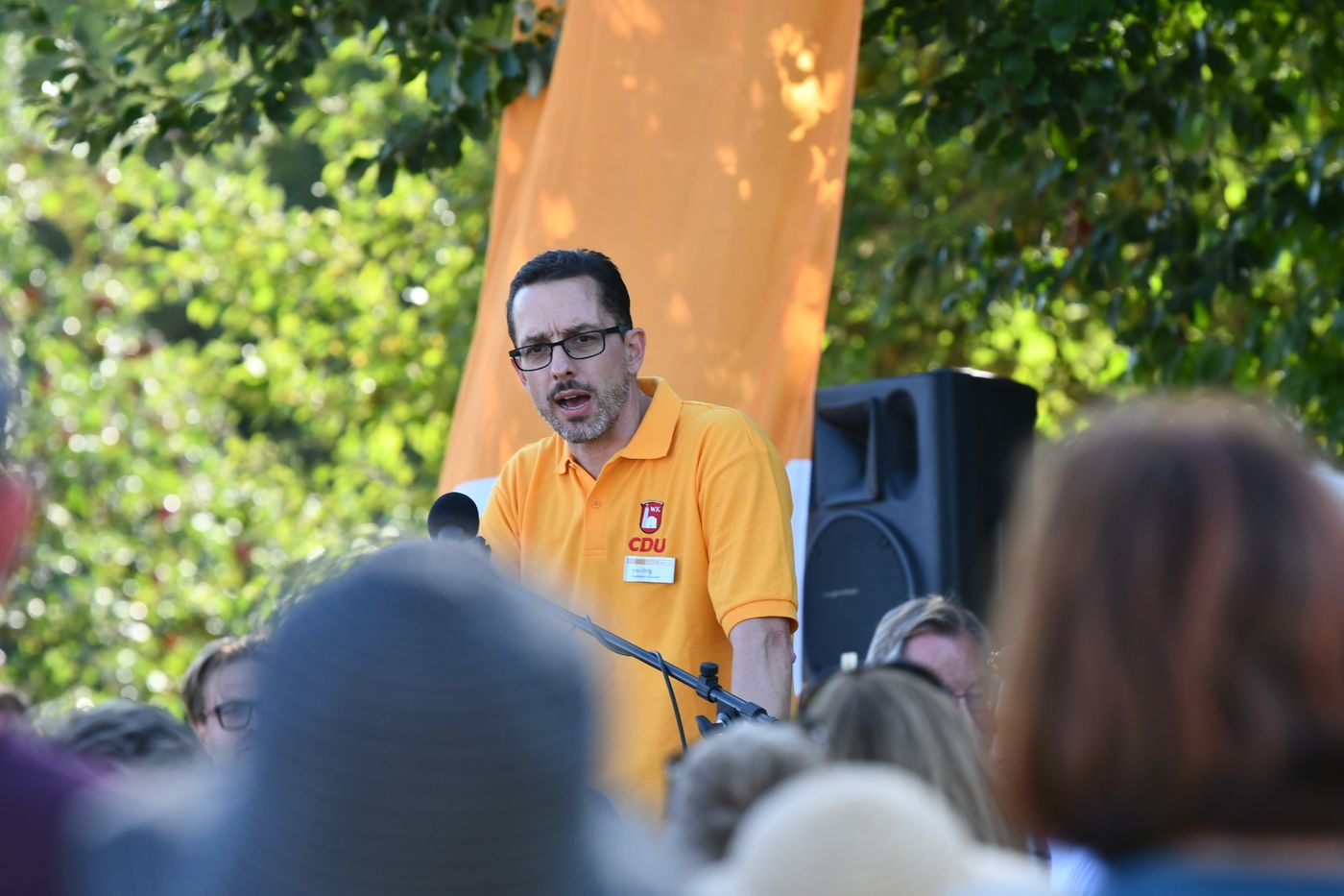 Jens Uhlig spricht bei einer Veranstaltung im Freien ins Mikrofon