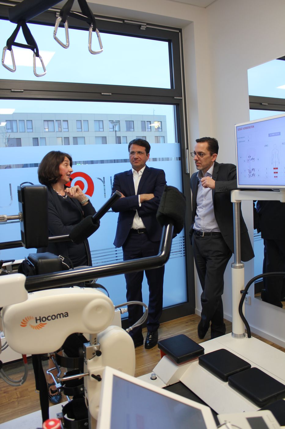 Jens Uhlig bei einem Unternehmensbesuch vor medizinischen Geräten