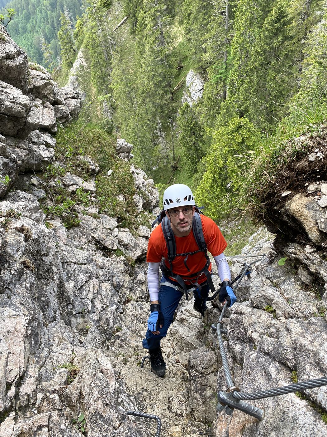 Jens Uhlig mit Helm und Klettergurt an einer Felswand