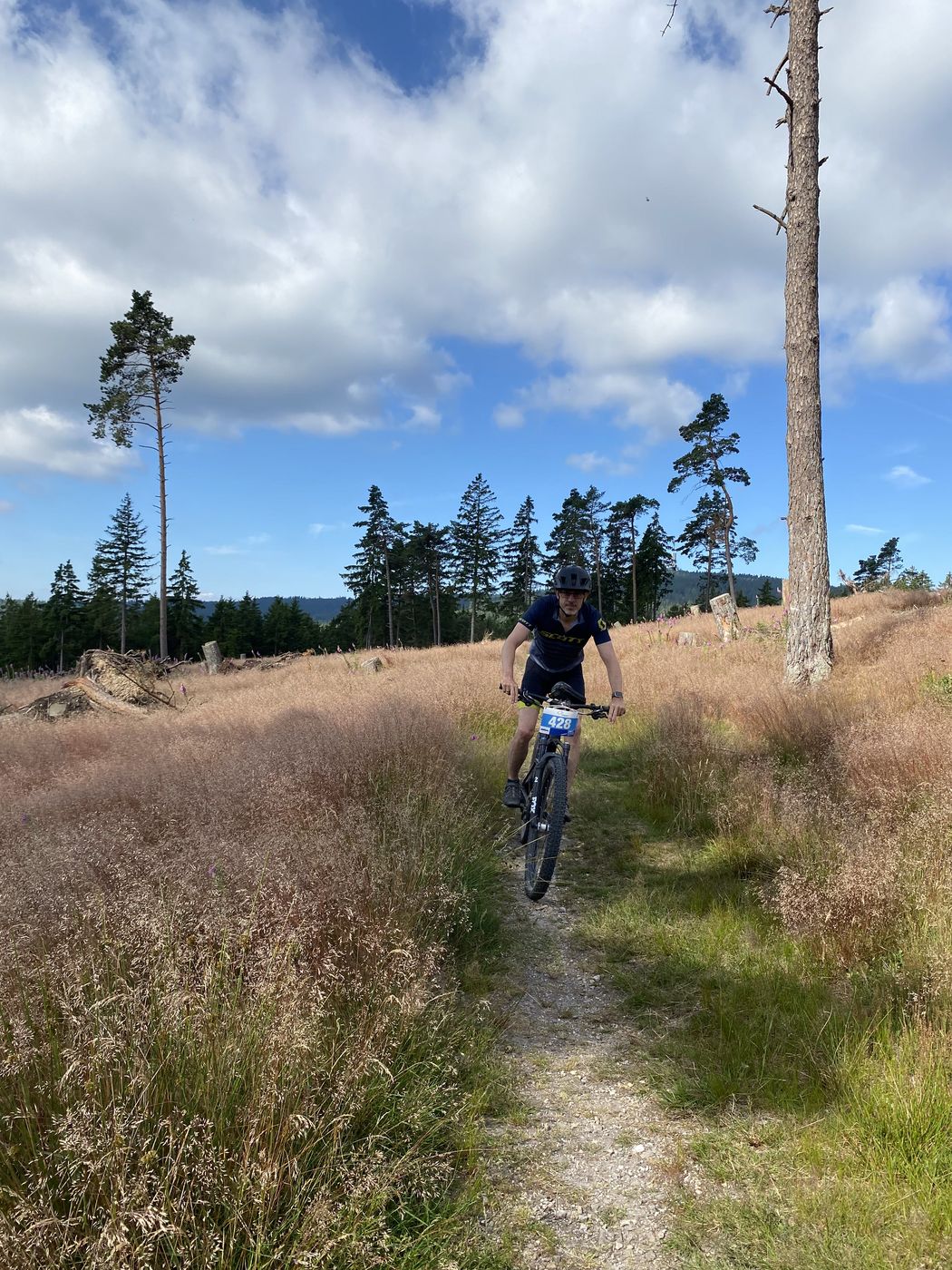 Jens Uhlig auf einem Waldweg mit dem Mountainbike