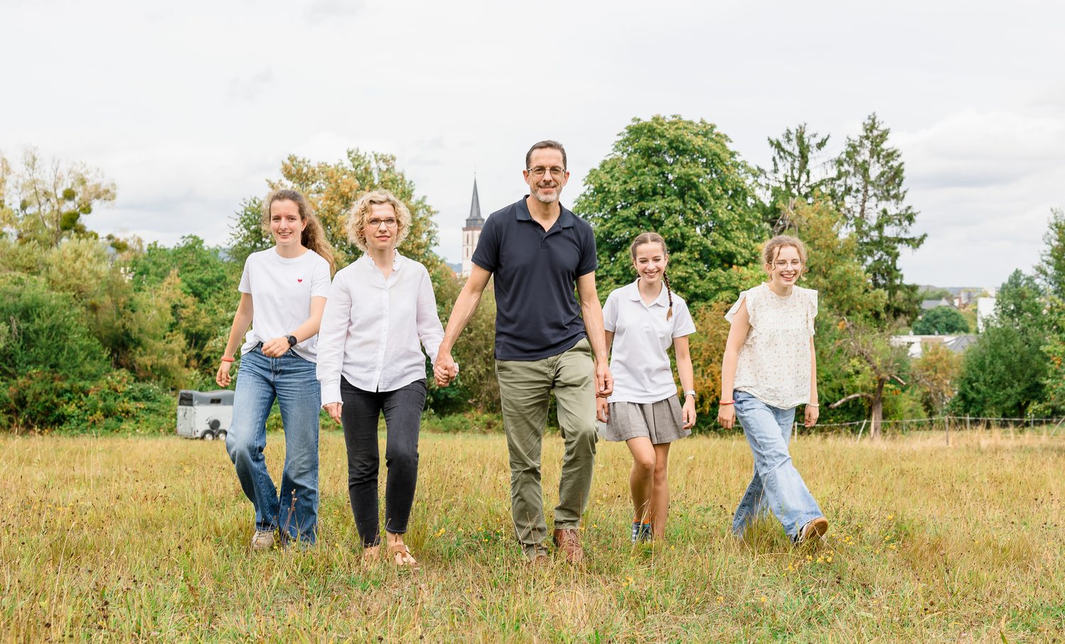 Jens Uhlig mit seiner Frau und den drei Töchtern auf einer Wiese über Oberursel