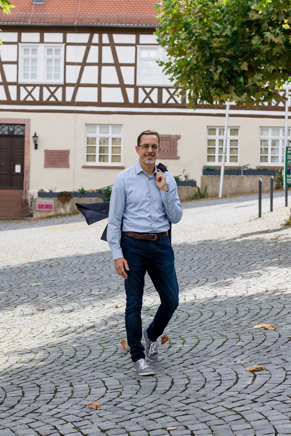 Jens Uhlig vor dem Fachwerkhaus am Kirchplatz in Oberursel