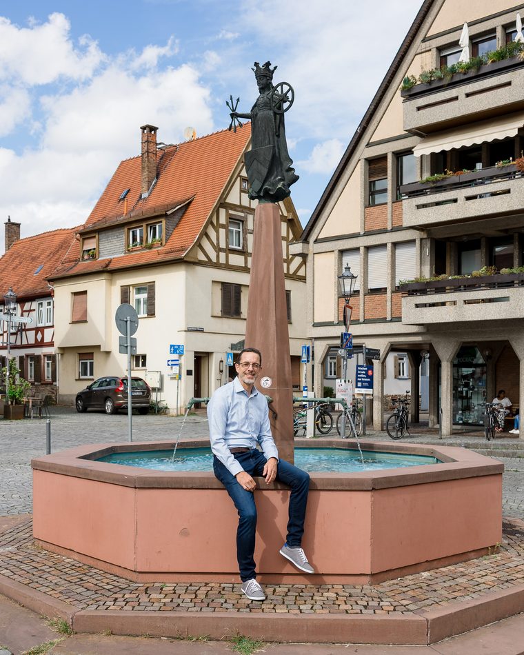 Jens Uhlig am Brunnen mit der Ursula-Statue in der Oberurseler Altstadt