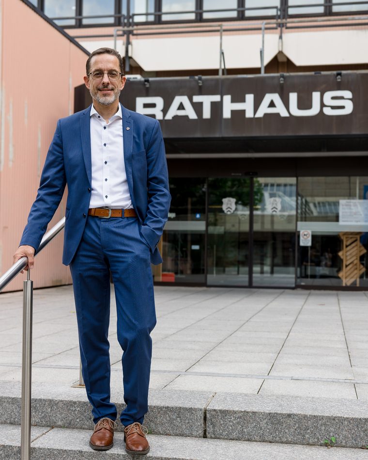 Jens Uhlig vor dem Rathaus der Stadt Oberursel